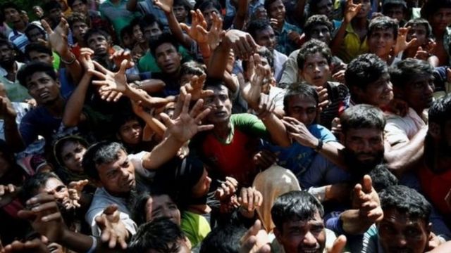 Rohingyas tratando de recibir ayuda