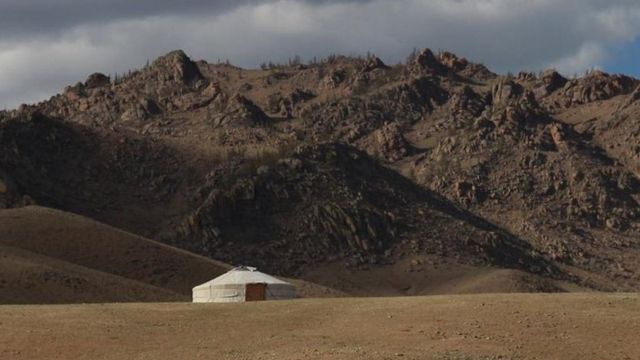Una edificación solitaria en un paraje desierto de Mongolia