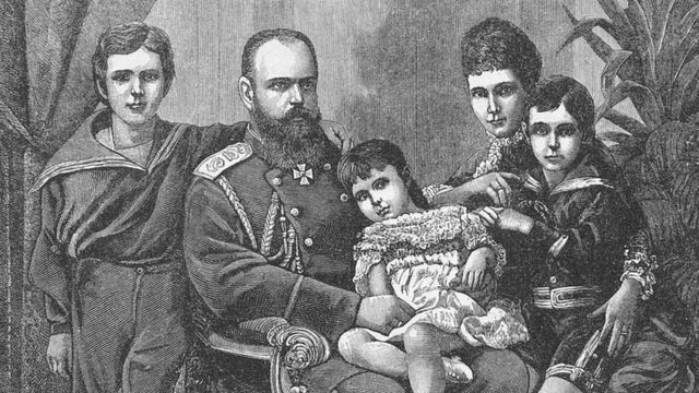 Tsar Alexander III dengan Permaisuri Maria Feodorovna dan putri-putri mereka.