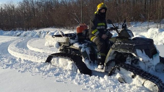 Radnik zadužen za čišćenje snega na mašini za čišćenje zaglavljen u snegu.