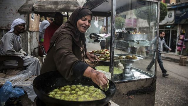 امرأة تعد الفلافل في مصر.