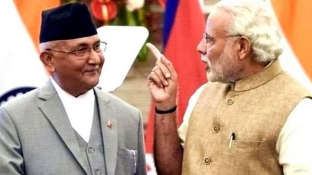 نیپال کے وزیر اعظم کے پی شرما اولی انڈین وزیر اعظم نریندر مودی کے ہمراہ