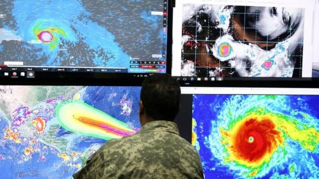 Un miembro del ejército de EE.UU. monitorea la trayectoria del huracán Irma.