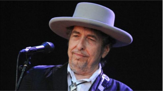 Pendant cinq jours, Bob Dylan a refusé de faire la moindre réaction publique sur le prix Nobel de littérature qui lui est attribué.