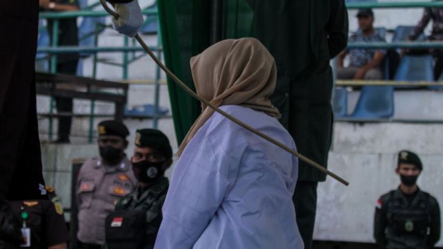 Una mujer a punto de ser flagelada en Aceh, Indonesia.