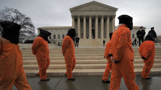 Grupos de direitos humanos realizaram inúmeros protestos, sem sucesso, pedindo o fechamento de Guantánamo