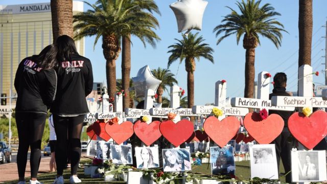 Cruces en homenaje a las víctimas del tiroteo colectivo de Las Vegas, Nevada, ocurrido el 1 de octubre de 2017