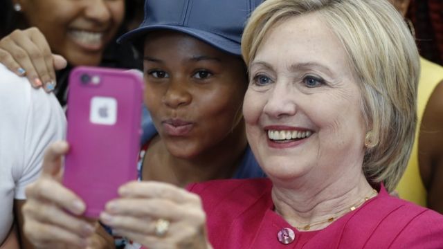 La candidata demócrata a la presidencia de EE.UU., Hillary Clinton, tomándose un selfie.