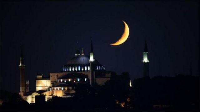 ترکی کے آیا صوفیہ کے میناروں کے درمیان رمضان کے مہنے کا ایک چاند