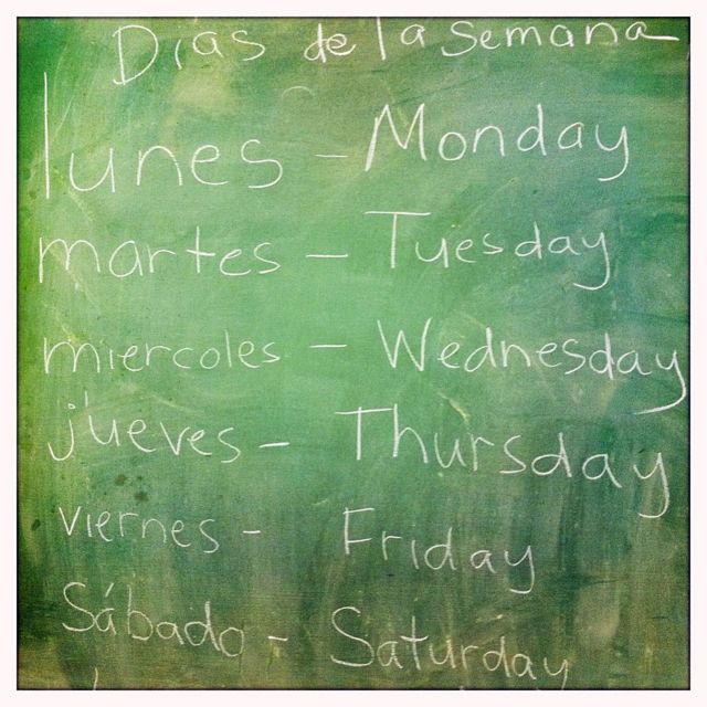 Tablero con días de la semana en español e inglés