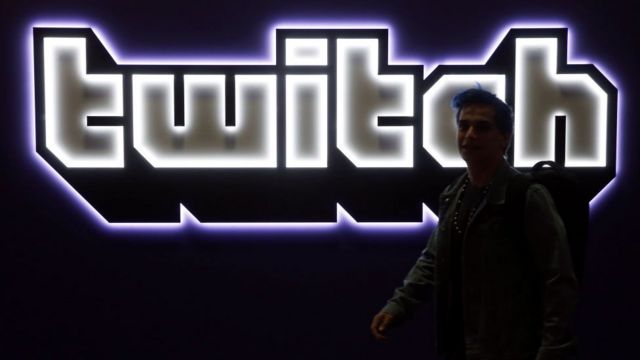 Logo de Twitch con luces en una pared.