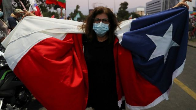 Una mujer simpatizante de Gabriel Boric sostiene una bandera de Chile. 19 de septiembre de 2021