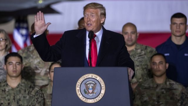 Presiden AS Donald Trump saat upacara penandatanganan anggaran pertahanan AS tahun 2020