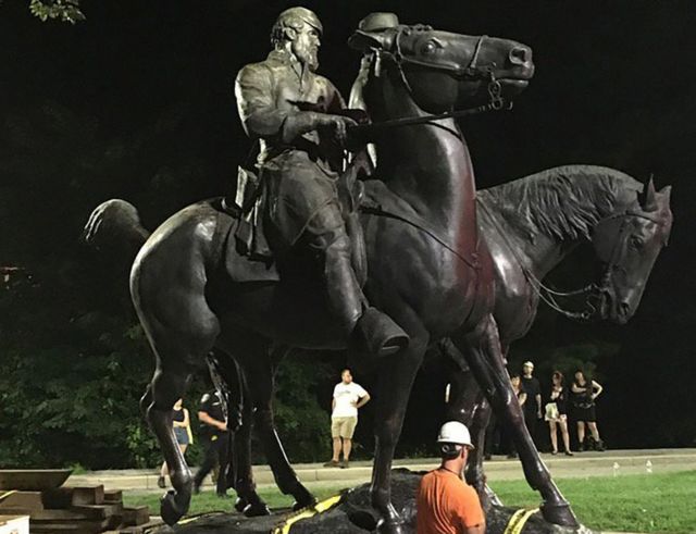 米ボルティモアで16日未明、南部連合軍のリー将軍とジャクソン将軍の像が撤去された