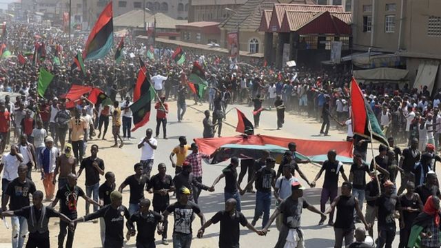Hundreds of Biafra supporters wey dey wave flags for Aba, November 2015