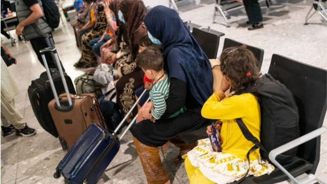 اجئون أفغان ينتظرون إنهاء إجراءات استقبالهم في مطار هيثرو بعد وصولهم على متن طائرة إجلاء قبل أيام.