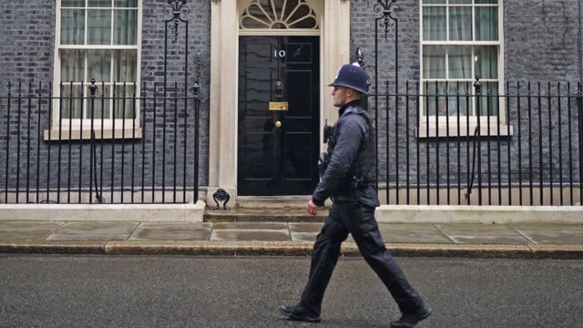 ضابط شرطة بريطاني يسير في داونينغ ستريت، 04 فبراير/شباط 2022