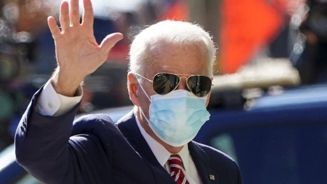 Joa Biden usando máscara