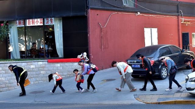 To avoid the camera, Deng Yufeng and several participants leaned forward on Xingfu Street.