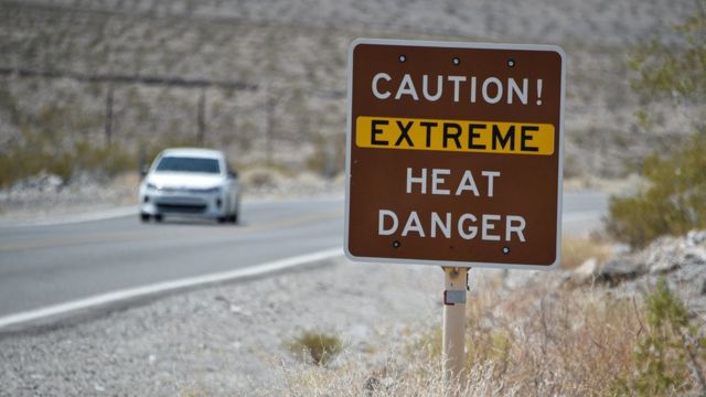 美國加州死亡谷熔爐溪一面警告前方有極端高溫的路牌（17/8/2020）