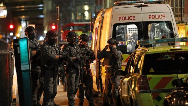 ロンドン橋の南側に近接するバラ・マーケット周辺では複数の銃声が聞かれた。写真は現場の対テロ特殊武装警官たち