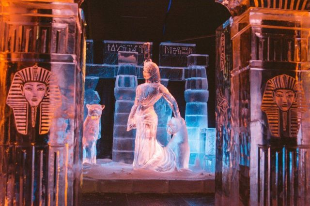 تمثال جليدي يمثل الحضارة المصرية القديمة في مهرجان في هولندا يوم السبت