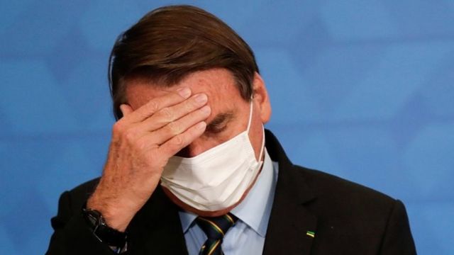 O presidente do Brasil, Jair Bolsonaro, gesticula durante cerimônia para anunciar medidas do banco Caixa Econômica em apoio aos hospitais filantrópicos, em Brasília, 25 de março de 2021.