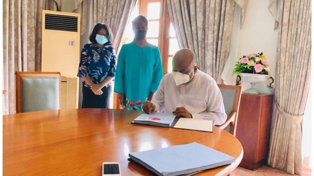 கொழும்பு துறைமுக நகர் பொருளாதார ஆணைக்குழுவின் சட்ட மூலத்தில் சபாநாயகர் மஹிந்த யாப்பா அபேவர்தன கையெழுத்திடுகிறார்.