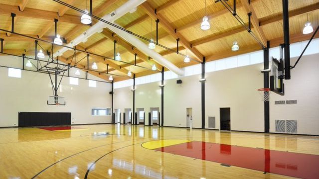 乔丹豪宅内当然少不了一个标准尺寸的篮球场。(photo:BBC)
