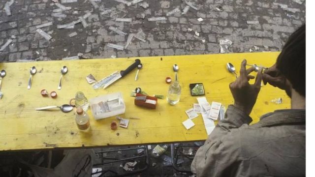 Registro do consumo de drogas a céu aberto em 1989 no Platzspitz Park em Zurique