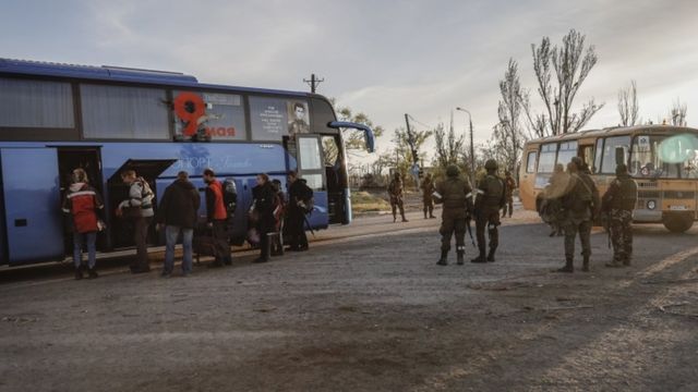 Russian servicemen control the boarding of a bus by the civilian people who were evacuated from Azovstal in Mariupol, Ukraine, 06 May 2022.