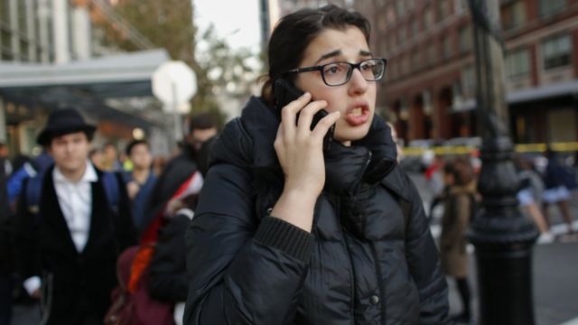 Joven al teléfono en las calles de Nueva York