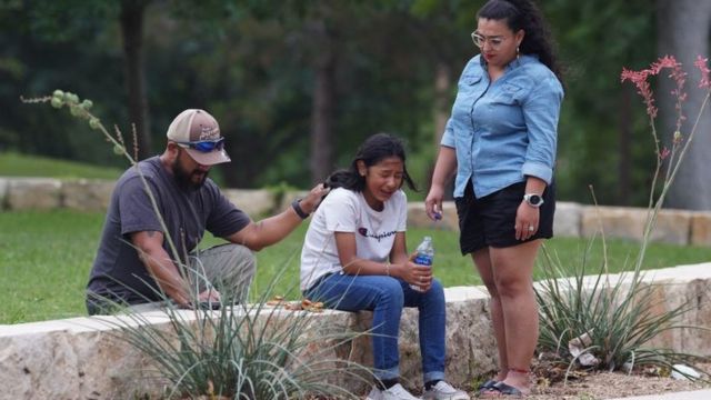 Masacre en Texas | En fotos: el dolor tras la matanza de al menos 19 niños y dos maestras en una escuela primaria - BBC News Mundo