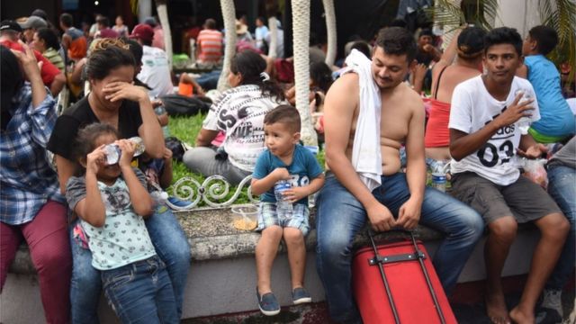 Los migrantes descansan en Tapachula.