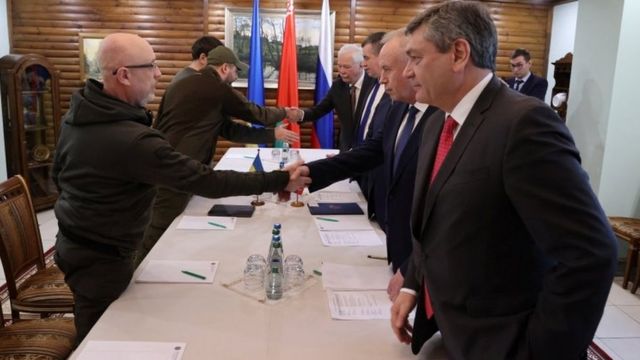 Negociadores de Ucrânia e Rússia se cumprimentam