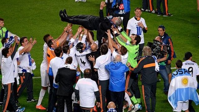 Carlo Ancelotti is held aloft by his Real Madrid players after winning the 2014 Champions League