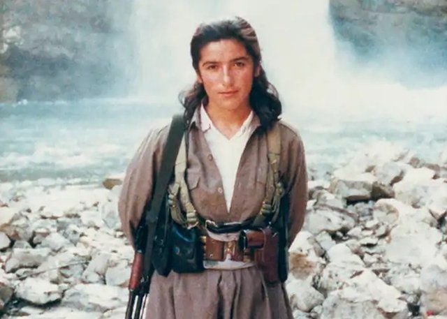انضمت أمينة كاكاباوه إلى حزب كومله الكردي المعارض في إيران عندما كانت في سن المراهقة.