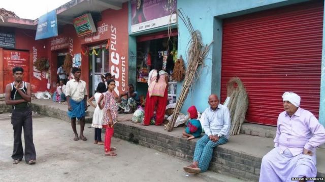 भेलवाड़ा गांव में नोटबंदी से परेशान लोग