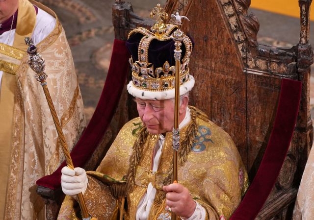 El rey Carlos III con la corona de San Eduardo