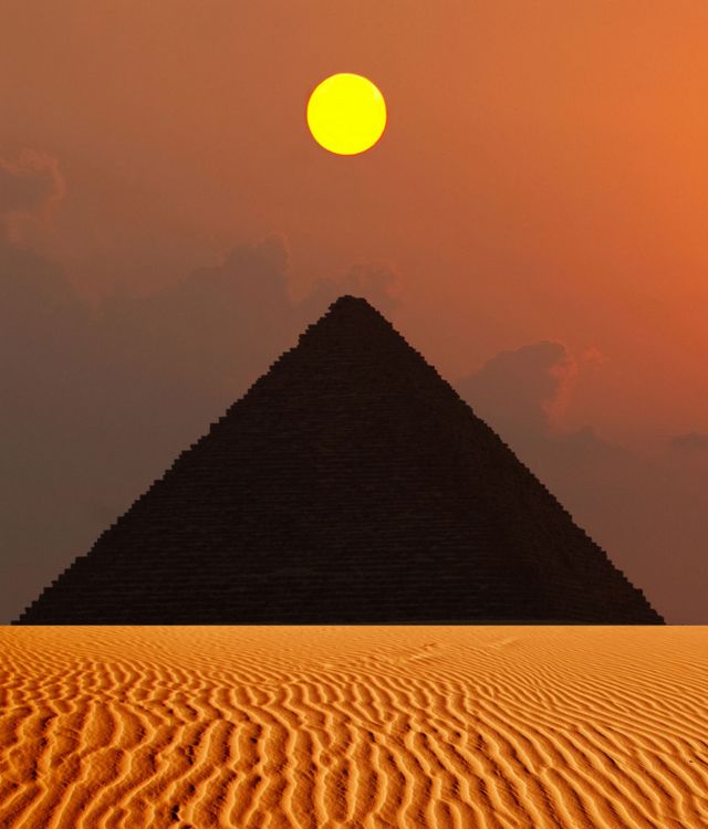Pirâmide de Gizé no deserto do Egito com sol acima