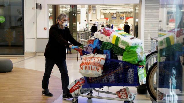 Мужчина с покупками