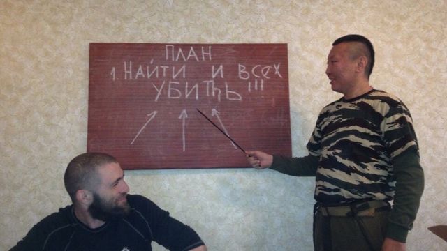 Vladimir Andanov, junto a una tabla en la que se lee: 2016 - 'El plan. 1. Encontrarlos y matarlos a todos".