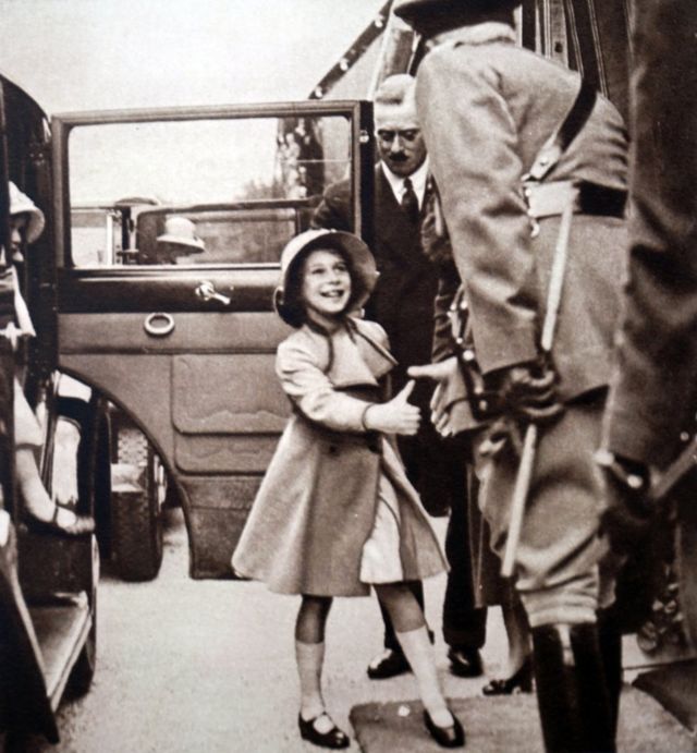 但是，据说伊丽莎白公主从幼年期就有出色的责任感(photo:BBC)