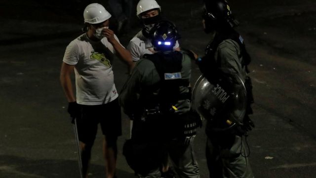 2019年香港示威浪潮中，支持示威者一方指警察故意拖慢前往现场的速度，容许途人被袭击，但警方否认说法。