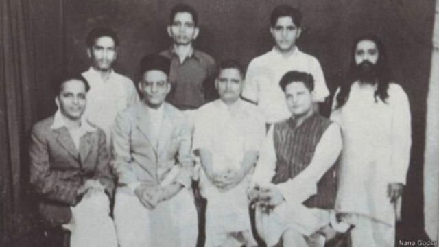 நானா ஆப்தே, தாமோதர் சாவர்க்கர், நாதுராம் கோட்சே, விஷ்ணுபந்த் கர்கரே, திகம்பர் பட்கே, மதன்லால் பஹாவா (வலதுபுறம் நிற்பவர்), கோபால் கோட்சே, சங்கர் கிஸ்தய்யா (இடமிருந்து வலமாக அமர்ந்திருப்பது)