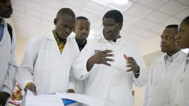 El doctor Mukwege habla con el personal y con estudiantes en el hospital que creó.