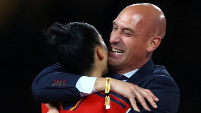 Luis Rubiales embraces Jenni Hermoso after Spain win the Women's World Cup