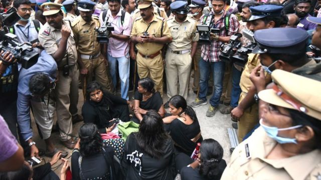 सबरीमला मंदिर में प्रवेश के लिए पहुंचीं महिलाएं