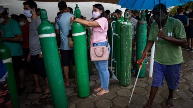 Pessoas com tubos de oxigênio em Manaus