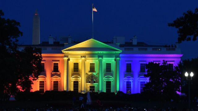 Fadar White House ta dauki launin bakan gizo, bayan kotun kolin Amurka ta amince da dokar a shekarar 2015